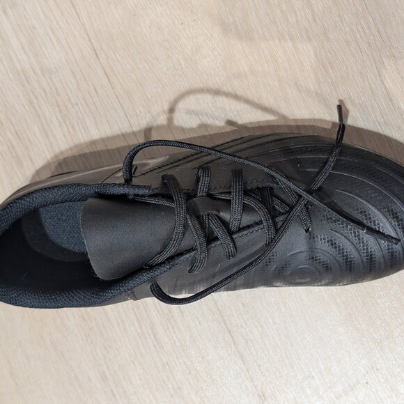Boys black Nike soccer cleats in size 5.5 - Picture 2 of 7